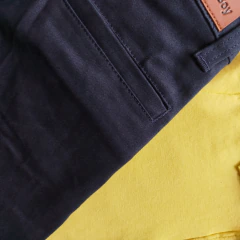 Conjunto camisa polo e calça esporte fino - Amarela com azul marinho. - www.domjuju.com.br - Moda Masculina Infantil