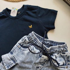 Conjunto camisa texturizada e bermuda cargo jeans Premium. - www.domjuju.com.br - Moda Masculina Infantil