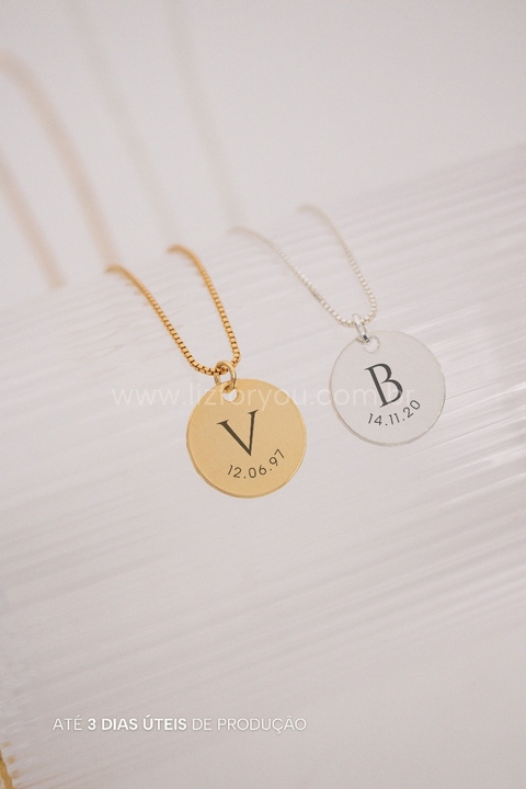 Colar Medalha Personalizável Inicial + Data - 15mm x 15mm - comprar online