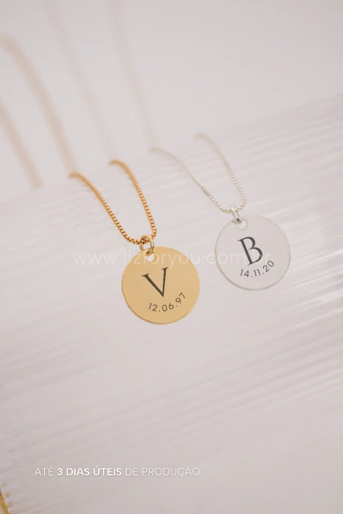 Colar Medalha Personalizável Inicial + Data - 15mm x 15mm - comprar online