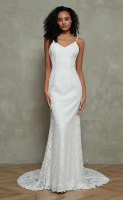 Vestido de noiva em renda com modelagem sereia, alças finas e cauda delicada.
