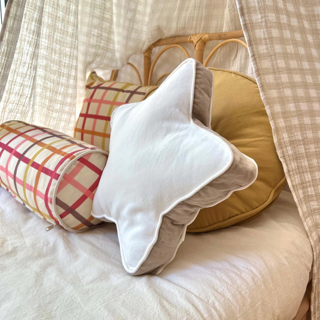 Almohadon estrella feliz, terciopelo crudo