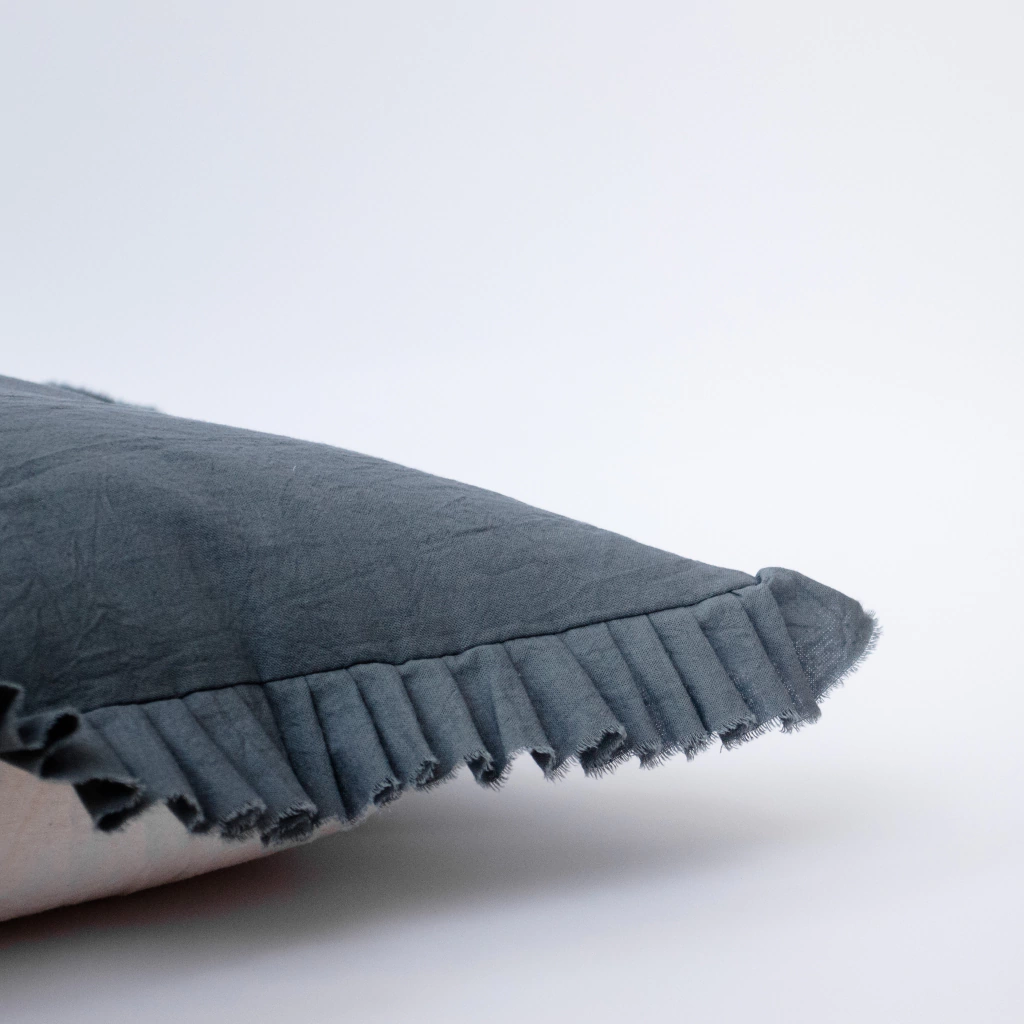 Almohadón rectangular con volados, Gris oscuro