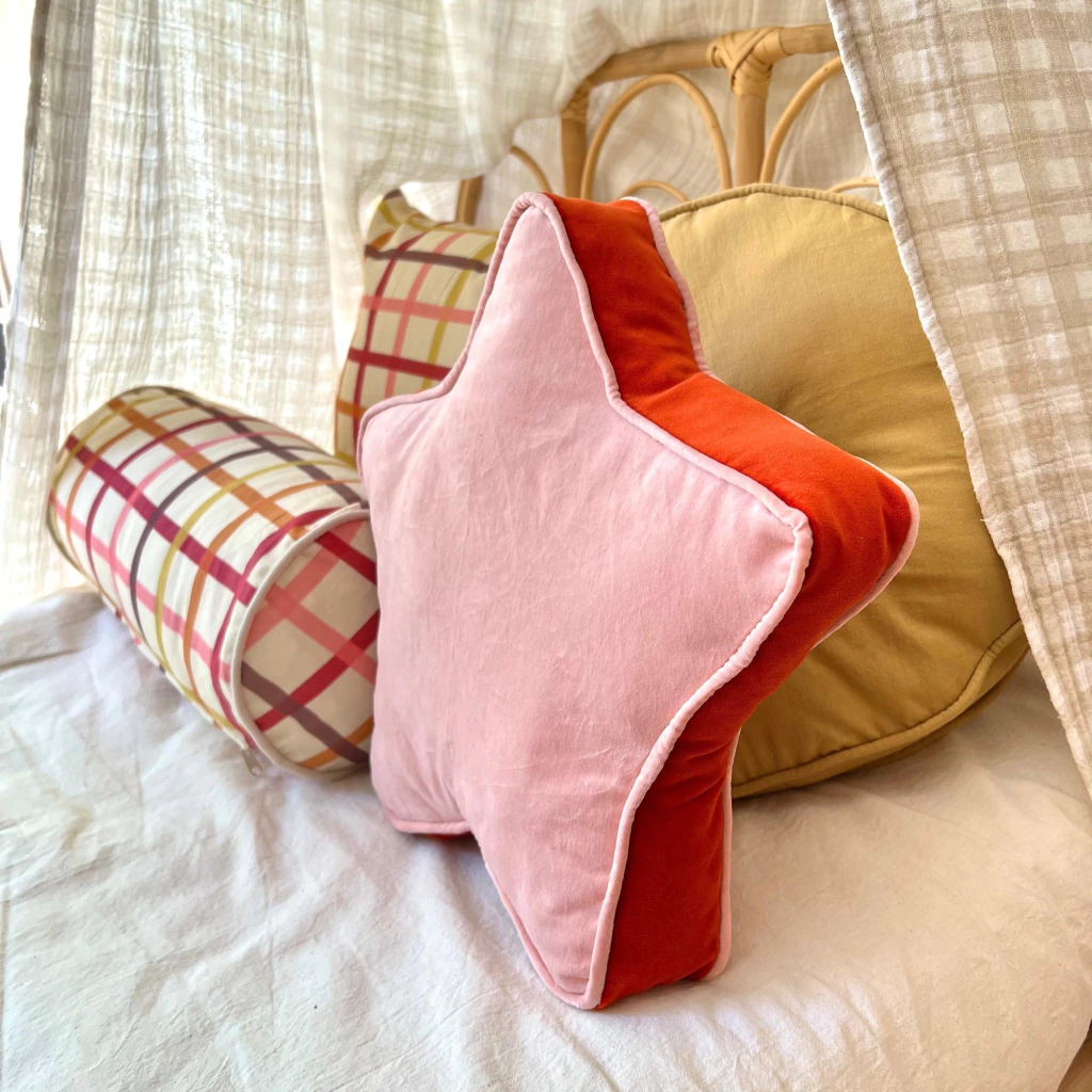 Almohadon estrella feliz, terciopelo rosa
