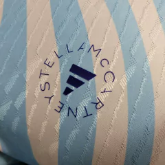 Camisa Arsenal Treino 23/24 - Jogador Adidas Masculina - Branca com detalhes em rosa e azul - Skull Sports