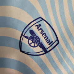 Image of Camisa Arsenal Treino 23/24 - Torcedor Adidas Masculina - Ondulações em azul e detalhes rosa