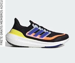 Tênis Adidas Ultraboost Preto com detalhes azul, laranja e verde.