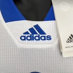 Camisa Leeds Coleção Especial 23/24 - Jogador Adidas Masculina - Branca com detalhes em azul e amarela - Skull Sports