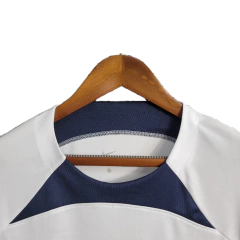 Camisa Paris Saint-Germain Treino 23/24 - Torcedor Nike Masculina - Branca com detalhes em azul e vermelho - Skull Sports