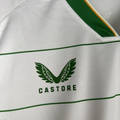 Kit Infantil Irlanda II Castore 23/24 - Branca com detalhes em laranja e verde - Skull Sports
