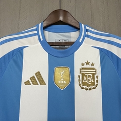 Imagem do Camisa Seleção da Argentina Home com Patch de Campeão da Copa do Mundo 2024 - Torcedor Adidas Masculina