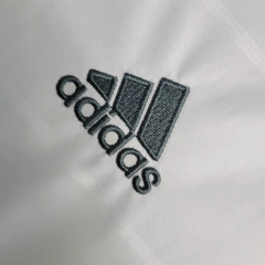 Camisa Retrô Real Madrid I 13/14 - Masculina Adidas - Branca com detalhes em laranja e cinza - Skull Sports