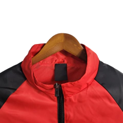 Jaqueta Corta-Vento Flamengo 23/24 Masculina Adidas - Vermelha com simbolo centralizado ao meio na cor preta - Skull Sports
