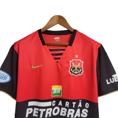 Camisa Flamengo I Retrô 07/08 Torcedor Masculina - Vermelha e preta com detalhes em dourado no escudo - Skull Sports