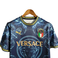 Camisa Itália Edição especial Versace 22/23 - Torcedor Adidas Masculina - Azul com detalhes em dourado - Skull Sports