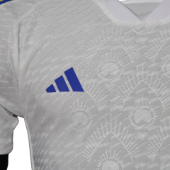 Camisa Leeds I 23/24 - Jogador Adidas Masculina - Branca com detalhes em azul e amarelo - Skull Sports