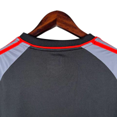 Camisa Colo Colo do Chile Treino 23/24 - Torcedor Adidas Masculina - Preta com detalhes em vermelho e cinza