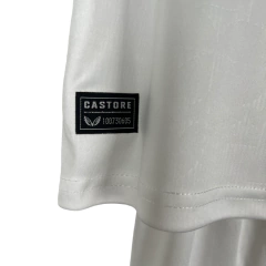 Kit Infantil Sevilla I Castore 23/24 - Branco com detalhes em vermelho - comprar online