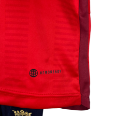 Kit Infantil Osasuna I Adidas 23/24 - Vermelho com detalhes em azul e branco - Skull Sports