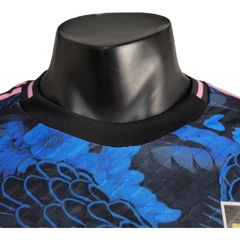 Imagem do Camisa Japão Edição especial 24/25 - Jogador Adidas Masculina - Azul com detalhes em rosa