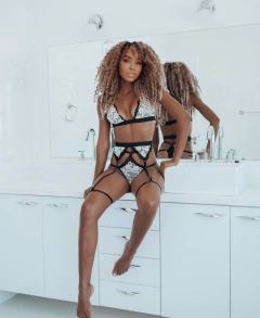 Lingerie Sofia c/ Cinta Gladiadora na internet