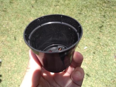 VASO PLÁSTICO PRETO COM 7CM DE DIÂMETRO (USADO)