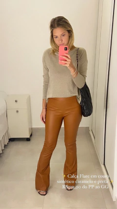 Imagem do Calça Flare em couro sintético.