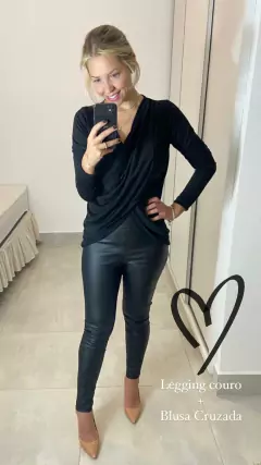 Calça Legging em couro sintético. - comprar online