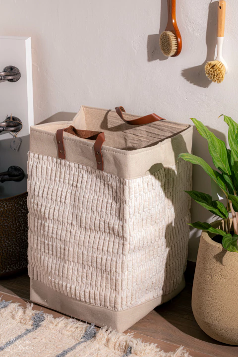 Cesto de ropa de tela, color Blanco, con manijas de eco cuero.

Medidas: 55 cm x 30 cm x 40 cm