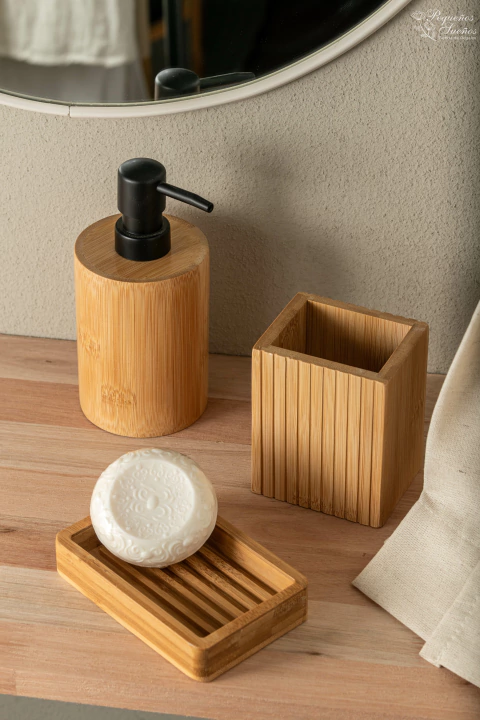 Juego de piezas de baño de bambu, se venden por separado.

Medidas: 

Dispenser redondo: 17 cm de alto.

Dispenser cuadrado: 16 cm de alto.

Vaso: 10 cm de alto.

Jabonera: 13 cm de ancho x 8 de prof.