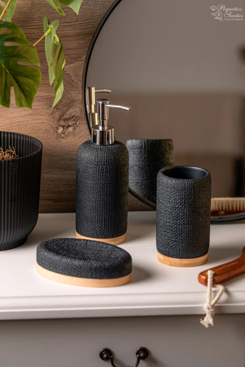 Piezas de Baño Black Texturado (3 piezas)

Set de tres piezas de poliresina color negro texturado. 

Medidas: 

Dispenser: 21 cm de alto.

Vaso: 13 cm de alto.

Jabonera: 14 cm de ancho x 3.50 cm de alto.