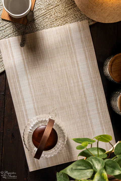 Individual polimérico tejido beige con detalle en color natural.
Su diseño lo hace ideal para dar un acento de color y textura a una vajilla muy clásica o neutra.
Acompaña perfecto con copas a tono y cubiertos dorados.

El PVC se distingue por su durabili