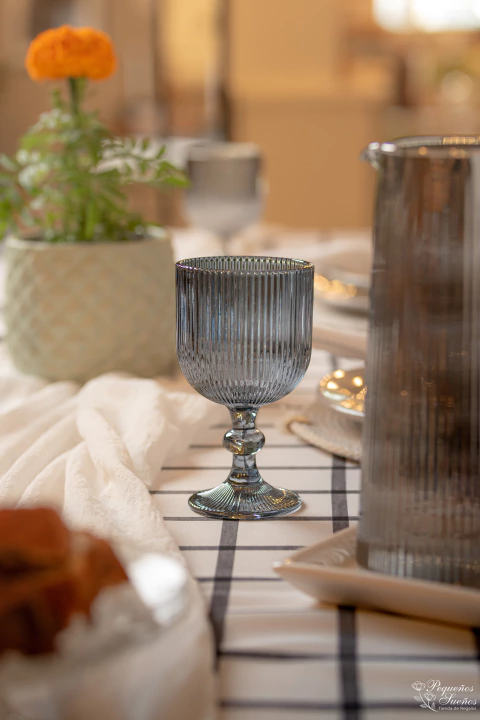 Copas de vidrio labradas color gris plata. Precio por 6 unidades.

Medidas: 280 Ml.