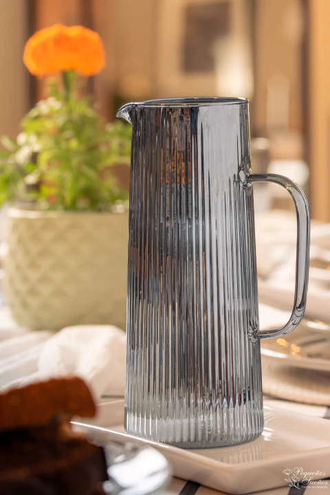 Jarra de vidrio labrada color gris.

Medidas: 9.50 cm x 24 cm.

