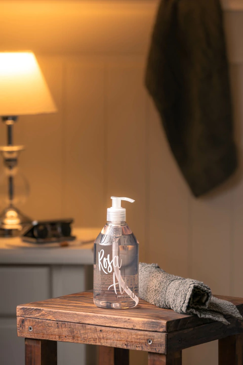 Jabón liquido.

Fragancia: Rosa higo, Bergamota.

Capacidad: 500 Ml.