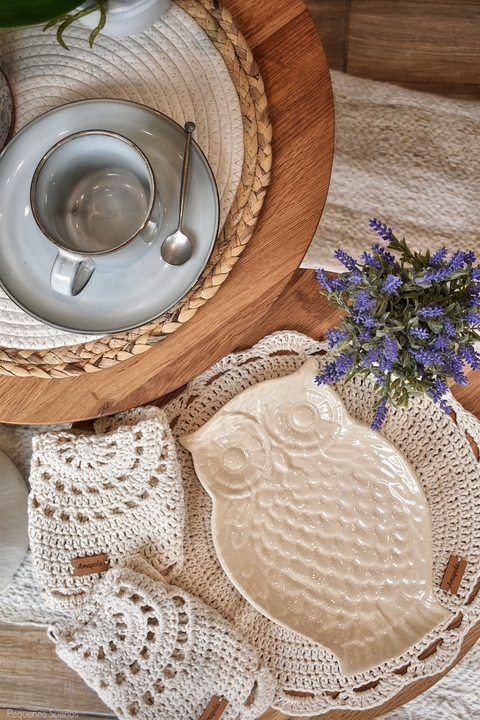 Bandeja de cerámica natural diseño lechuza.  Material: Porcelana gastronómica apta para horno, microondas y lavavajillas. Calidad superior a cerámica tradicional.  Medidas: 25 cm de prof x 17.5 cm de ancho x 2.5 cm de alto 