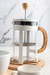 Cafetera de vidrio con estructura de acero color negro mate y detalles en madera bamboo. Esta cafetera es ideal para elaborar café de forma rápida y sencilla: Primero se retira el émbolo y se coloca el agua bien caliente junto con el café molido, dejando 