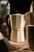 Cafetera tipo italiana realizada en aluminio color crema. Su diseño ya es conocido mundialmente por producir un rico y auténtico expresso en solo minutos. Su cuerpo de aluminio presenta la forma distintiva de ocho lados que le permite difundir el calor pe