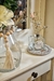 Envase de vidrio transparente, para difusor con tapa y ramito de flores tipo varilla.  Capacidad max: 210 cc.