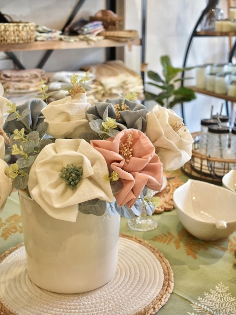 Flores de tela para perfumar o decorar.  Medidas: 37 cm aprox. 