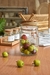 Frasco de vidrio hermético, ideal para mantener tus ingredientes frescos en la cocina. Con una tapa de madera que le da un toque rústico y elegante, este frasco es perfecto para almacenar desde pastas hasta especias. Características:
- Capacidad: 500 ml
-