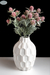 Jarrón de cerámica con diseño de rombos en color blanco. Este jarrón es perfecto para darle un toque chic a cualquier rincón de tu casa. Su forma de boca chica lo hace ideal para flores pequeñas o como pieza decorativa por sí solo.

Características:

Mate