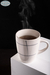 Mug con diseño realizado a mano y esmaltado brillante de excelente calidad. Su estampa de estilo artesanal renueva por completo una mesa, con un toque novedoso y sutil. Este mug es ideal para combinar con otra vajilla lisa en tonos neutros y cucharitas ne