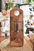 MATERIAL: Madera Leuka compensada y ecocuero. MEDIDAS: 40cm. X 13,5cm. X 1,8cm. PESO: 652 gr.  Contiene (4 PIEZAS):  Tabla nº10. Tenedor artesanal. Cuchillo artesanal. Funda de ecocuero con costura reforzada. Madera ecologica, semidura y curada, de escasa