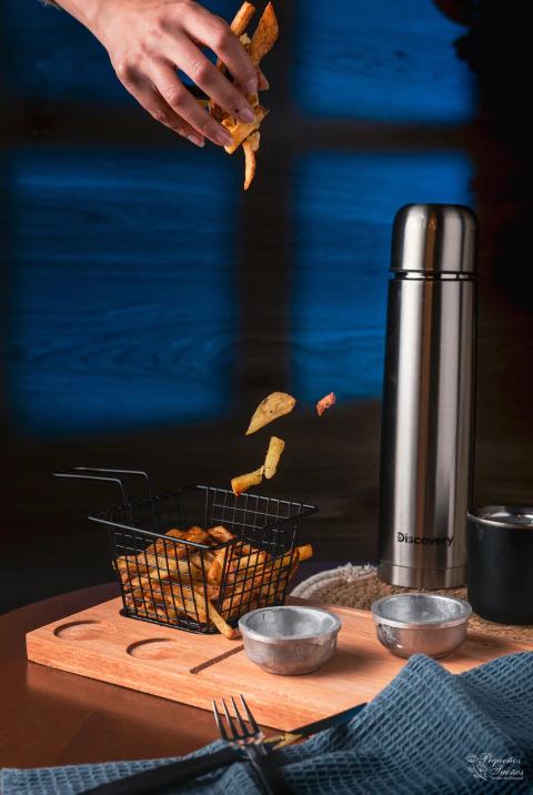 Tabla de madera con dos cazuelas de aluminio y un canasto de metal para fritas.

Medidas(cm): 18x40

Materiales: Eucalipto - Aluminio

Incluye:

Tabla Eucalipto de 18 cm x 40 cm.

Cazuela Dip redondo 6,5 cm Aluminio.

Canasto Fritas Cuadrado 12 cm x 12 cm