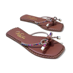 Sandália Rasteira Caramelo com Pedraria - 13889 na internet