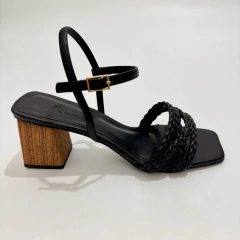 13595 Sandália Preta Salto Fachetado na internet