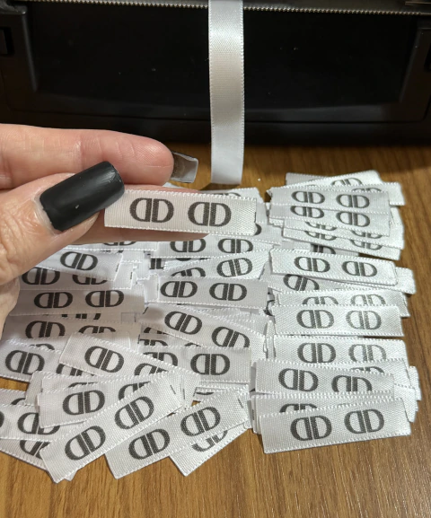 500 Etiquetas 1x4 bandeirinha só logo/símbolo ou iniciais. - comprar online