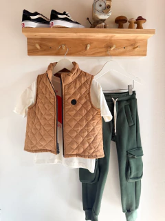 CHALECO PUFFER VEST CAMEL en internet