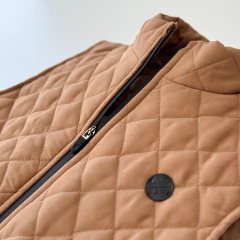 CHALECO PUFFER VEST CAMEL - tienda online